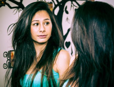 Aynanın önündeki kız.