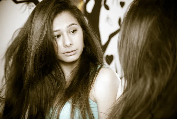 Dívka před zrcadlem — Stock fotografie