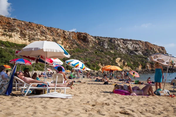 Sunbatning på Golden Bay i Malta — Stockfoto