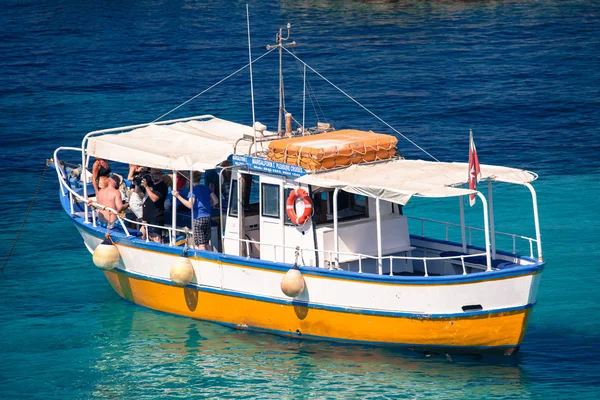 Barco turístico en la isla de Comino, Malta —  Fotos de Stock