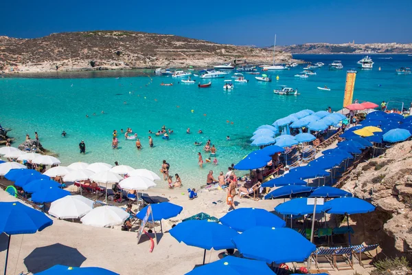Bain de soleil au lagon bleu - Comino, Malte — Photo