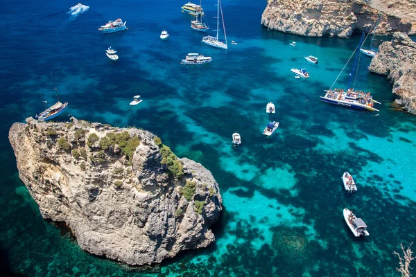 Yachts de luxe au lagon bleu - Comino, Malte — Photo