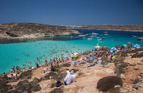 Ηλιοθεραπεία στο μπλε λιμνοθάλασσα - Comino, Μάλτα — Φωτογραφία Αρχείου