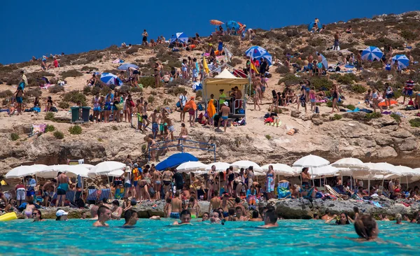 Banho de sol na lagoa azul - Comino, Malta — Fotografia de Stock