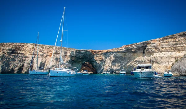 Yates de lujo en la laguna azul - Comino, Malta —  Fotos de Stock