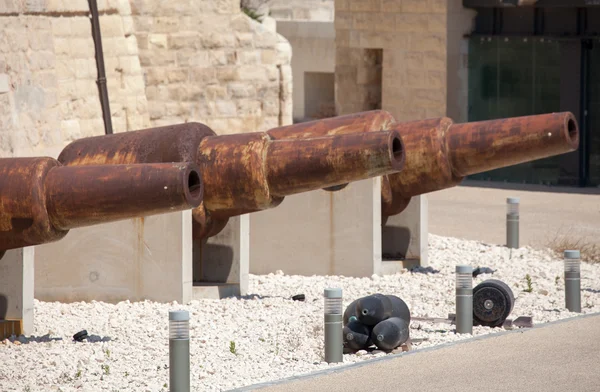 Cánones antiguos en La Valeta, Malta — Foto de Stock
