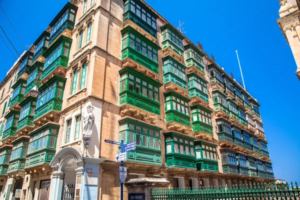 Balcones típicos de la ciudad La Valeta, Malta — Foto de Stock