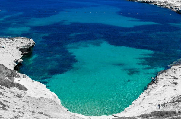 St. peters pool - felsiger strand auf malta — Stockfoto