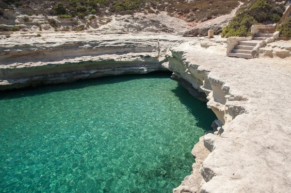 Piscina di San Pietro - spiaggia rocciosa a Malta — Foto Stock