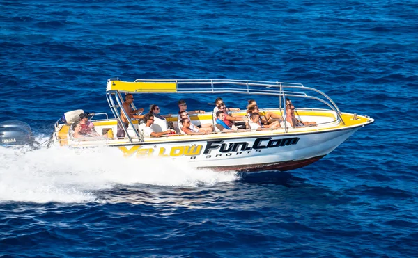 Barco a motor lleno de turistas —  Fotos de Stock