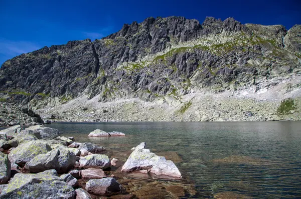 Lago nas montanhas — Fotografia de Stock