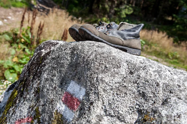 Old hiking shoes — Stock Photo, Image