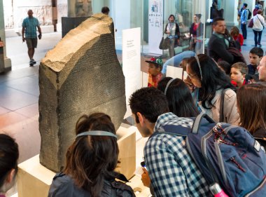 Londra, Birleşik Krallık - 15 Mayıs 2018: Londra 'daki British Museum' da Rosetta Taşı 'nı izleyen insanlar. Sadece editör kullanımı.