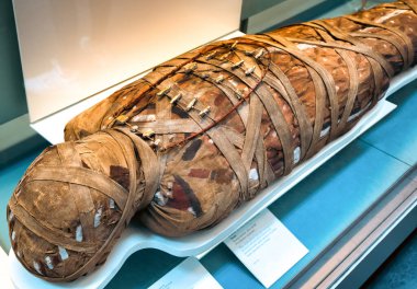 Londra, Birleşik Krallık - 15 Mayıs 2018: Londra 'daki British Museum' da sergilenen eski bir Mısır mumyasının detayları. Sadece editör kullanımı.