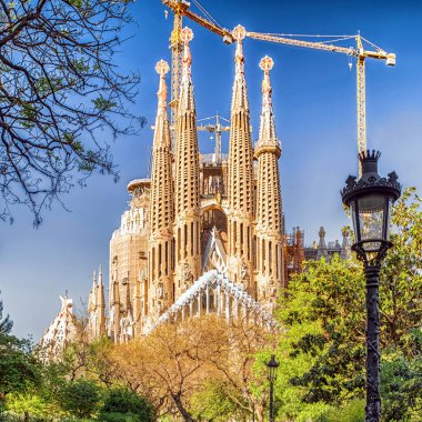 Barcelona, İspanya - 20 Nisan 2017: Barcelona 'nın en ikonik simgelerinden biri olan Antoni Gaudi tarafından tasarlanmış, bitirilmemiş Roma Katolik Kilisesi Basilica Sagrada Familia' nın görüntüsü.