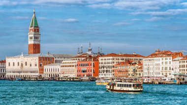Venedik, İtalya - 11 Şubat 2018: Rıhtımdan San Marco Campanile ve Doges Sarayı manzarası, Venedik 'in ünlü tarihi simgeleri, popüler seyahat merkezi ve UNESCO Dünya Mirası sahası.