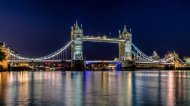 Londra, İngiltere 'de Thames Nehri üzerindeki Tower Köprüsü