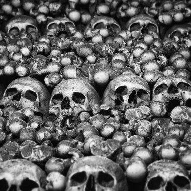 Çek Cumhuriyeti 'nin Kutna Hora kenti yakınlarındaki Sedlec' te düzenlenmiş insan kafatasları ve kemiklerinin detaylı görünümü, veba ve savaş kurbanlarının ölüm tarihi ve tarihi