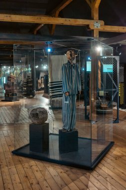 Sered, Slovakya - Eylül 2025: Slovakya 'nın başkenti Sered' deki Yahudi Soykırımı Müzesi 'ndeki toplama kampından çizgili hapishane üniformasının gösterimi.