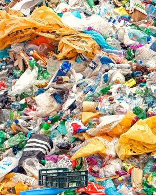 Ruzomberok, Slovakya - 25 Nisan 2014: Çevre kirliliği ve geri dönüşüm sorununu gösteren kent merkezindeki çöp sahasında plastik atık, şişe ve çöp yığını.