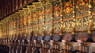 Barselona, İspanya - 19 Nisan 2017 - Barselona Katedrali 'nin içindeki eski ahşap koro koltukları süslü hanedan panelleri ve detaylı tarihi işçilik.