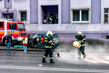 Ruzomberok, Slovakya - 11 Ekim 2025: İtfaiyeciler, sokak kurtarma operasyonu sırasında acil durum ekipleri ve hasarlı araçlarla yol temizliği yapıyorlar.