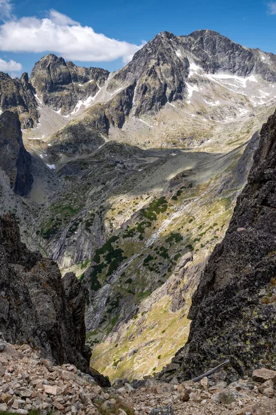 Mala Studena Dolina vadisini ve Lomnicke sedlo, Slovakya 'da görülen yüksek Tatras tepelerini gösteren dik alp manzarası, aydınlık bir yaz gününde kaydedildi..