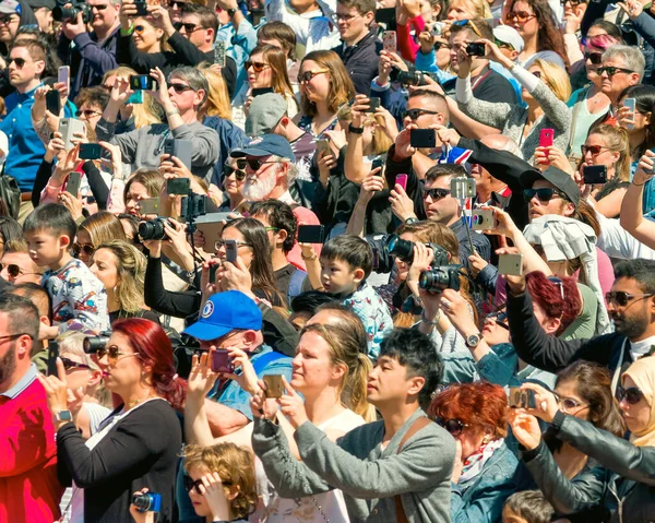 Londra, İngiltere - 14 Mayıs 2018: Halka açık tören sırasında Buckingham Sarayı önünde fotoğraf çeken turist kalabalığı, etkinliği telefon ve kameralarla kaydetti.