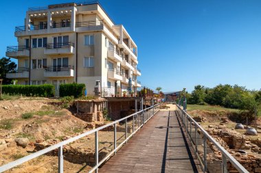 Bulgaristan 'ın Byala kenti - 21 Eylül 2025: Modern bina ve geçitlerin yanında yer alan Cape St. Athanasius Burnu' ndaki son antik kalenin arkeolojik kalıntıları.