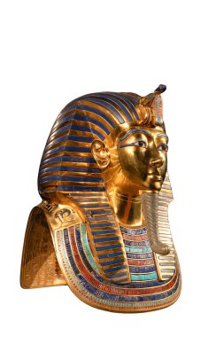 Tutankamon 'un altın maskesi beyaz arka planda izole edilmiş. Detaylı işlemeli süslemeler ve kraliyet firavun sembolleri var. Görüntü, eski Mısır işçiliğini ve ikonik tasarımı vurguluyor..