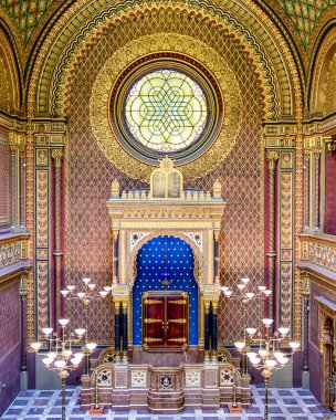 Prag, Çek Cumhuriyeti - 2 Temmuz 2017: Zengin dekore edilmiş duvarlar, süslü desenler, vitray pencereler ve tarihi dini unsurların yer aldığı İspanyol Sinagogu.