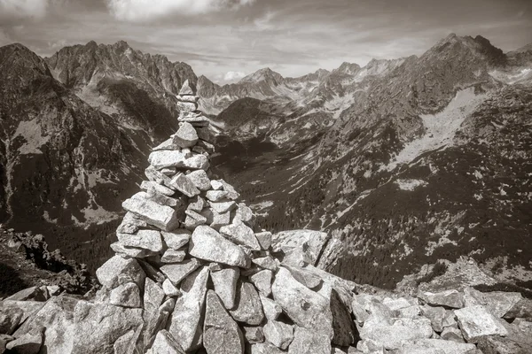 Staplade stenar i bergen — Stockfoto