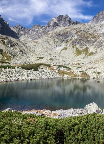 Lago Batizovske pleso en High Tatras, Eslovaquia — Foto de Stock