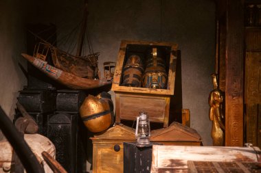 Bratislava, Slovakya - 15 Kasım 2025: Müze ortamında Tutankamon sergisinde antik Mısır lahitlerinin kopyaları, defin ekipmanları ve ayin eşyaları sergileniyor.