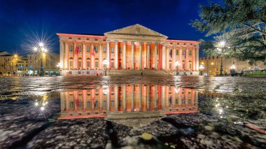 Verona, İtalya - 10 Şubat 2018: Palazzo del Municipale belediye binası Piazza Bra meydanında geceleyin aydınlatıldı, yağmurdan sonra ıslak kaldırıma yansıdı.