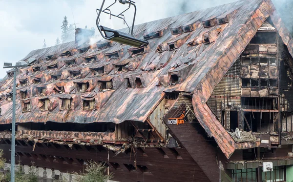 Verbrande hotel Junior, Slowakije — Stockfoto