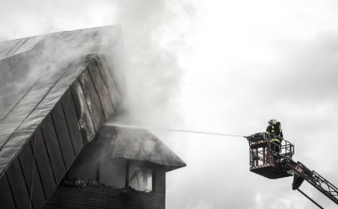 İtfaiyeci hortumu ile