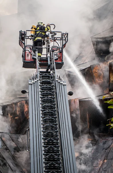 Пожежник на сходах — стокове фото