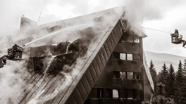 Bombero con manguera —  Fotos de Stock