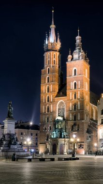 Krakow, Polonya - 19 Şubat 2018: St. Mary Bazilikası tarihi şehir merkezi Krakow 'da aydınlatılmış Ana Pazar Meydanı Gece Görüşü.