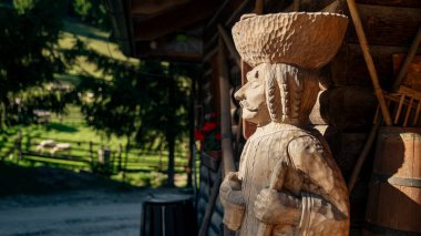 Ruzomberok, Slovakya - 25 Ekim 2004: Liptov bölgesinin bölgesel işçiliği ve kültürel mirasını temsil eden Cutkovska Dolina 'daki geleneksel bir kır evinde el oyması ahşap heykel sergilendi.