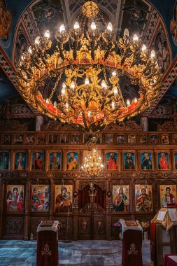 Obzor, Bulgaristan - 22 Eylül 2025: Aziz İvan Rilski Ortodoks Kilisesi 'nin içindeki altın bir avizeyle aydınlatılmış, azizlerle süslenmiş tavan freski İsa ve Baba Tanrı' yı tasvir ediyor..