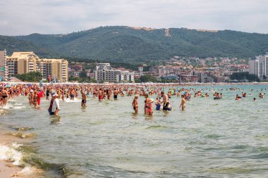 Sunny Beach, Bulgaristan - 17 Temmuz 2025: Popüler sahil beldesinde en yoğun yaz sezonunda Karadeniz 'de yüzen ve yürüyen büyük turist kalabalığı.