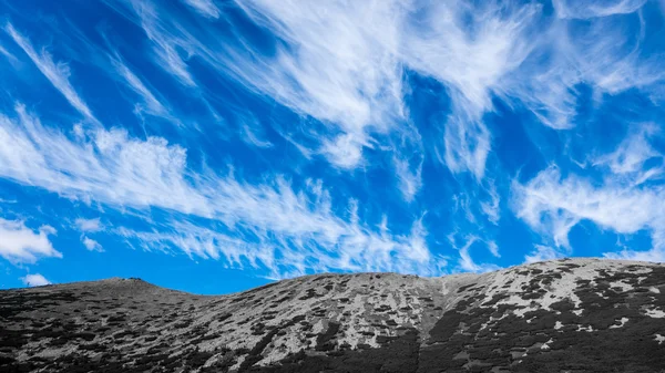 Paesaggio nuvoloso e montagne — Foto Stock