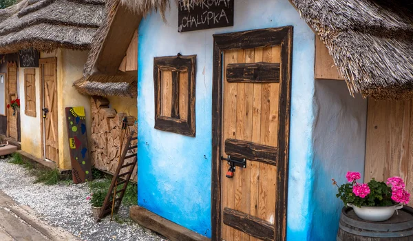 Красочные деревянные коттеджи, Бойнице - Словакия — стоковое фото