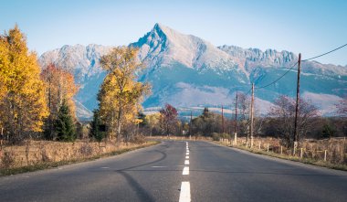 Boş yol ve hill Krivan