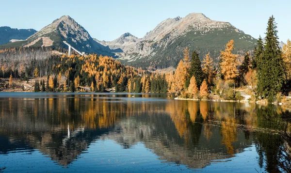 Vodní reflexe na jezeře — Stock fotografie