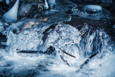 Donmuş soğuk Nehri