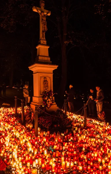 Velas no cemitério - Dia de almas — Fotografia de Stock