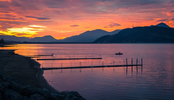 Farbenfroher Sonnenuntergang und Boot — Stockfoto
